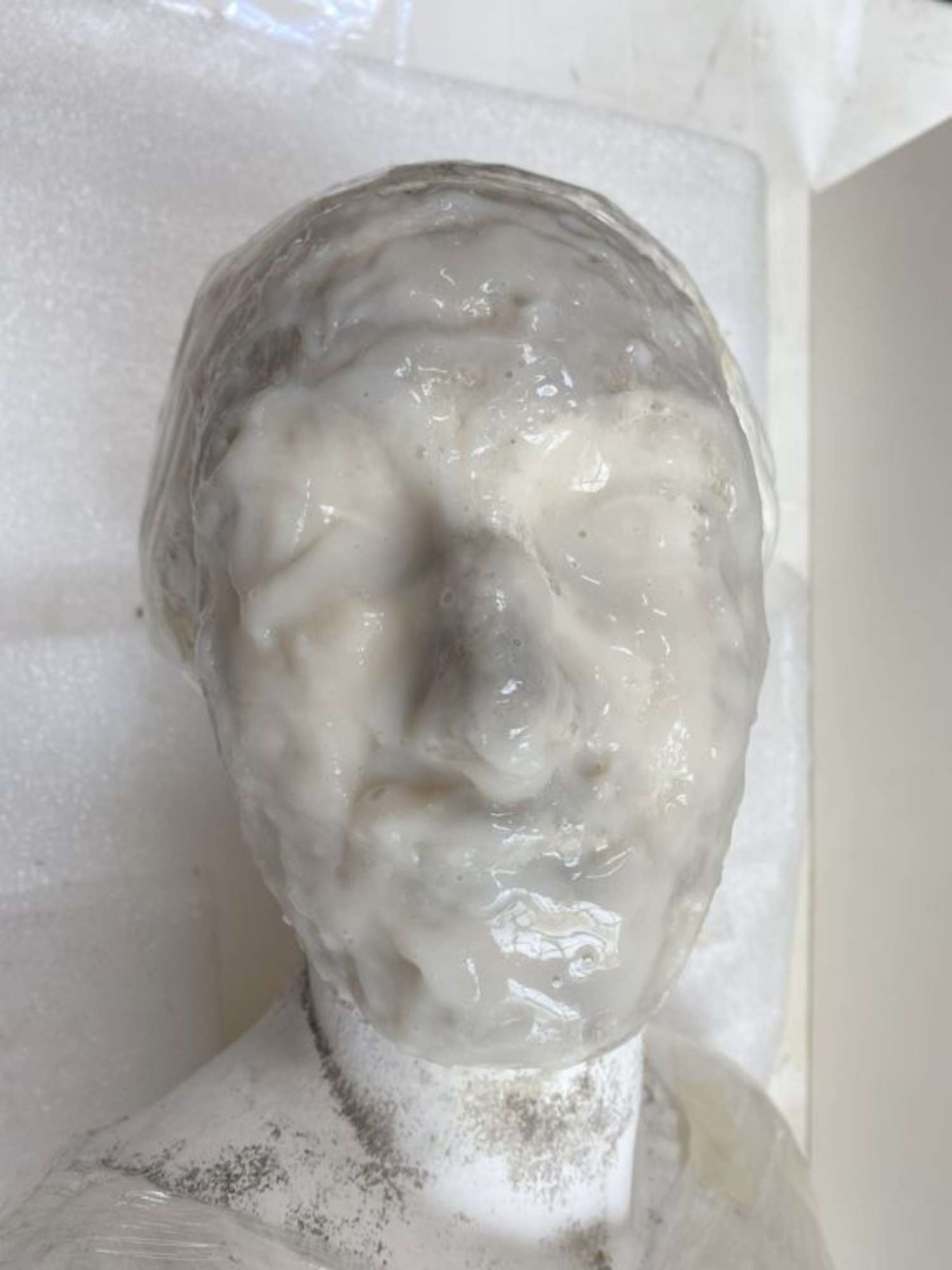 Vergine annunciata, Arrigo Minerbi, gesso, 1949 - durante il restauro, pulitura tramite gel rigidi di AGARART al 4% con aggiunta di BENZALCONIO CLORURO al 2% per un tempo di contatto di 6/8 minuti - ph.: Veronica Villa - Restauro opere d'arte (Bo)